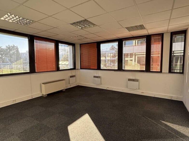 Office in Bordeaux for lease - Building Photo - Image 3 of 6