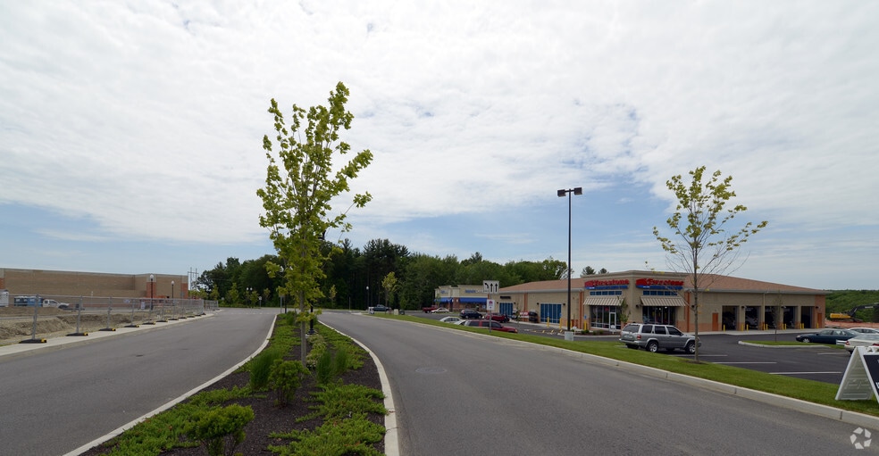 Eddie Dowling Hwy, North Smithfield, RI à louer - Photo du bâtiment - Image 2 de 16