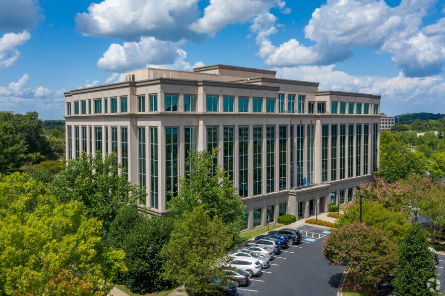 15801 Brixham Hill Ave, Charlotte, NC à louer - Photo du bâtiment - Image 3 de 10