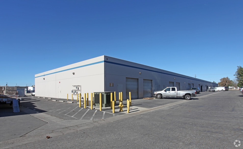 12424-12430 Montague St, Pacoima, CA for lease - Building Photo - Image 2 of 9