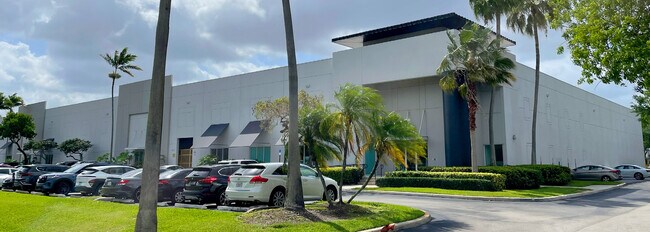 Plus de détails pour 8400 NW 25th St, Doral, FL - Industriel à louer