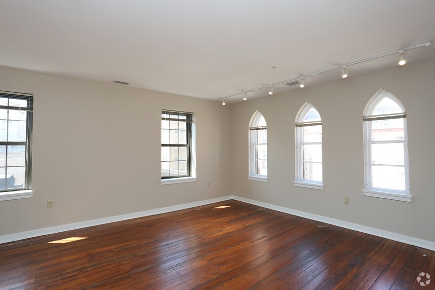 125 W Saratoga St, Baltimore, MD for sale - Interior Photo - Image 2 of 45