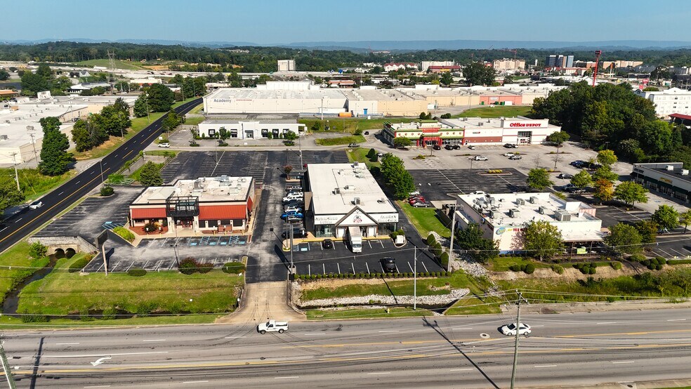 2265 Gunbarrel Rd, Chattanooga, TN à louer - Photo du bâtiment - Image 3 de 8