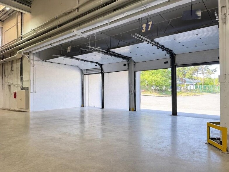 Industrial in Saint Witz for lease - Building Photo - Image 3 of 4