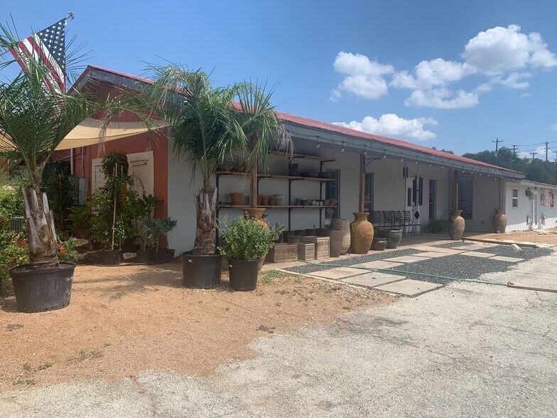 22214 State Highway 71 W, Spicewood, TX à louer - Photo du bâtiment - Image 2 de 8