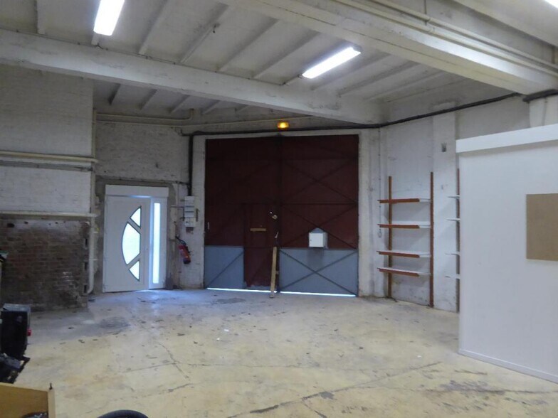Flex in Rouen for lease - Interior Photo - Image 2 of 4