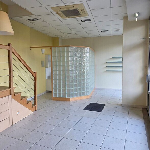 Retail in Courbevoie for lease - Building Photo - Image 2 of 7