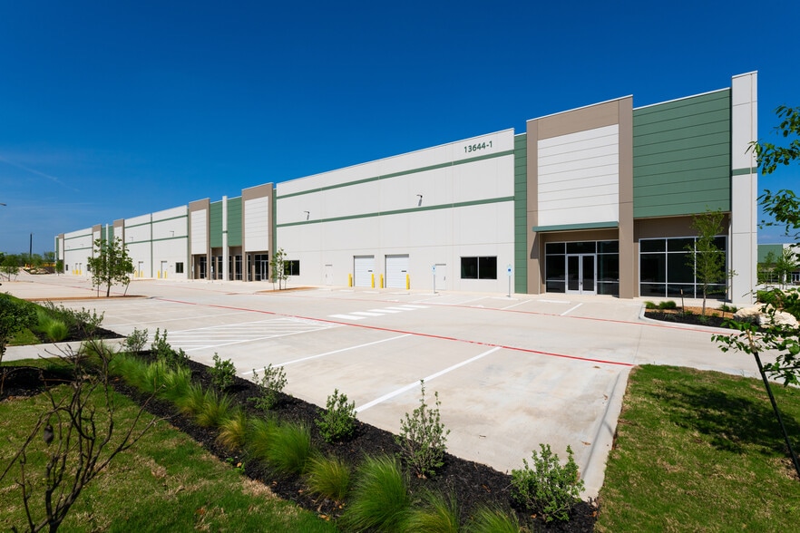 13644 Toepperwein Rd, Live Oak, TX for lease - Building Photo - Image 2 of 29