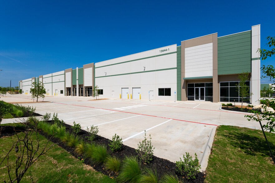 13644 Toepperwein Rd, Live Oak, TX à louer - Photo du bâtiment - Image 2 de 29