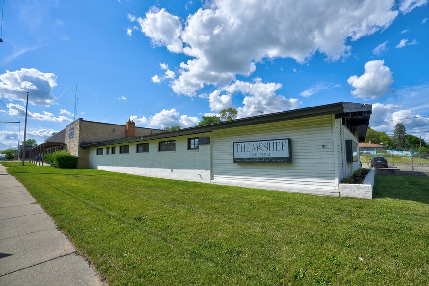 2702 Flushing Rd, Flint, MI for sale - Building Photo - Image 1 of 14