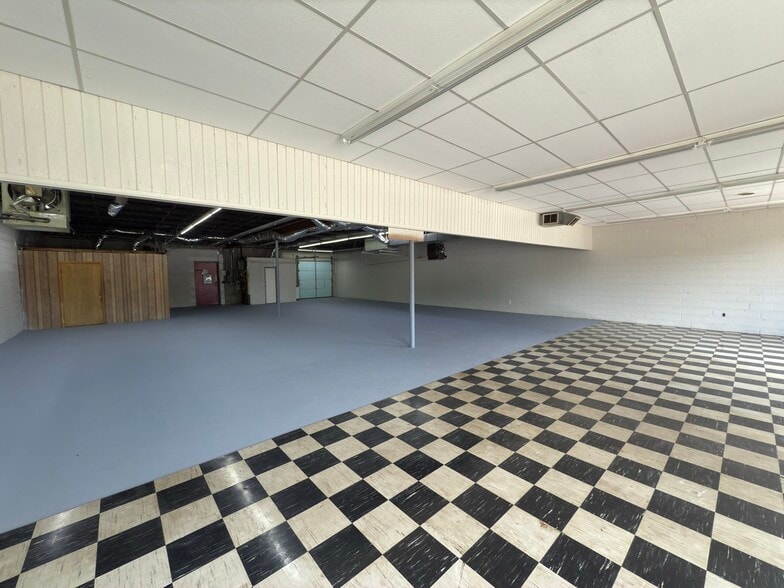 2808 Virginia Ave, Collinsville, VA for sale - Interior Photo - Image 3 of 22