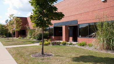 2000 Pewaukee Rd, Waukesha, WI à louer Photo du bâtiment- Image 2 de 2