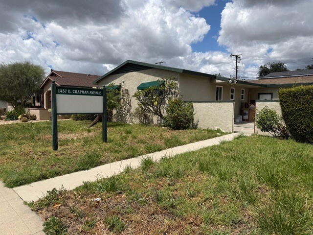 1457 E Chapman Ave, Fullerton, CA à vendre Photo principale- Image 1 de 20