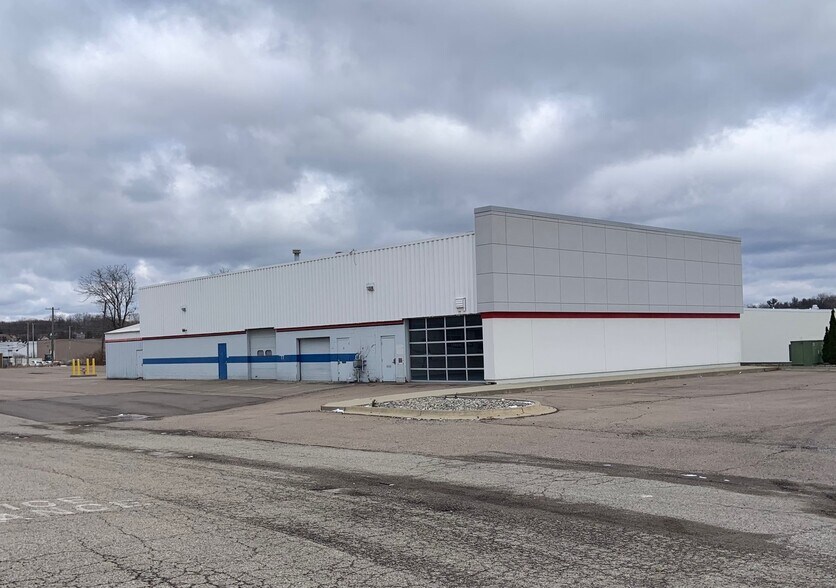 35080 Grand River Ave, Farmington, MI for lease - Building Photo - Image 2 of 9