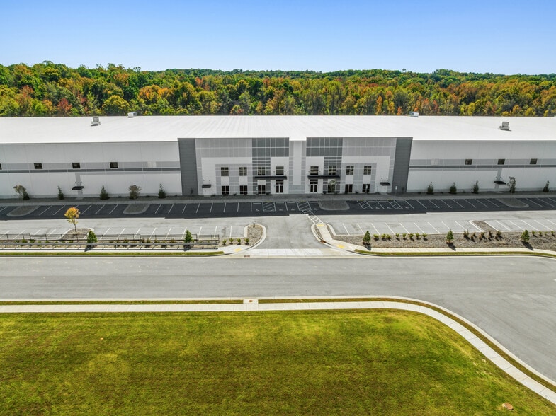 7901 Indlea Point, Greensboro, NC for lease - Building Photo - Image 2 of 9