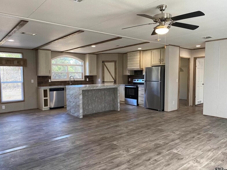 Bullard Single Family Portfolio portfolio of 2 properties for sale on LoopNet.ca - Building Photo - Image 2 of 8