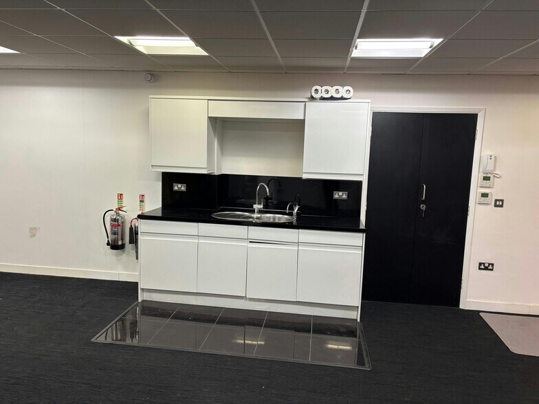 53 Theobald St, Borehamwood à louer - Photo du bâtiment - Image 3 de 6