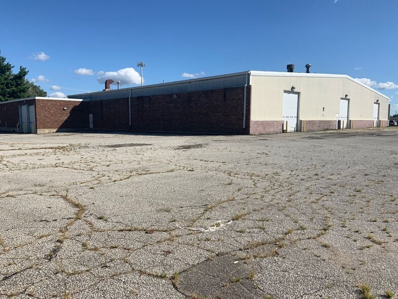 1735 N Bendix Dr, South Bend, IN à vendre - Photo du bâtiment - Image 2 de 8