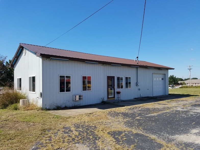 1003 W Clay Rd, Versailles, MO à vendre - Photo principale - Image 1 de 1