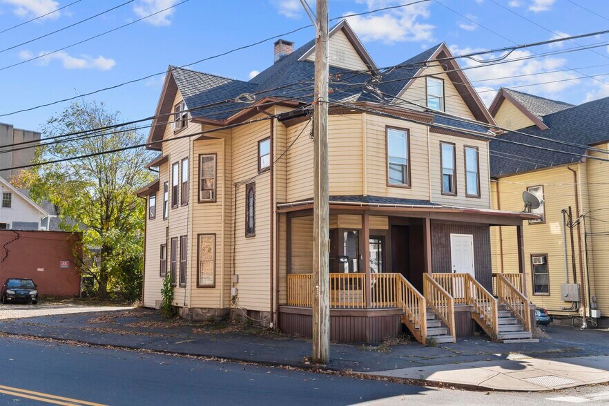 74 Holmes Ave, Waterbury, CT à vendre - Photo du bâtiment - Image 1 de 30