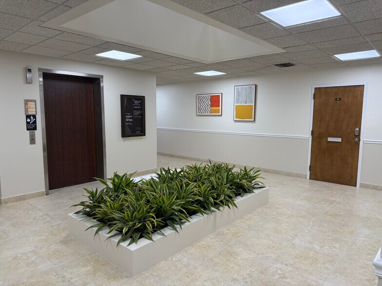 1860 Forest Hill Blvd, West Palm Beach, FL à louer - Hall d’entrée - Image 3 de 6