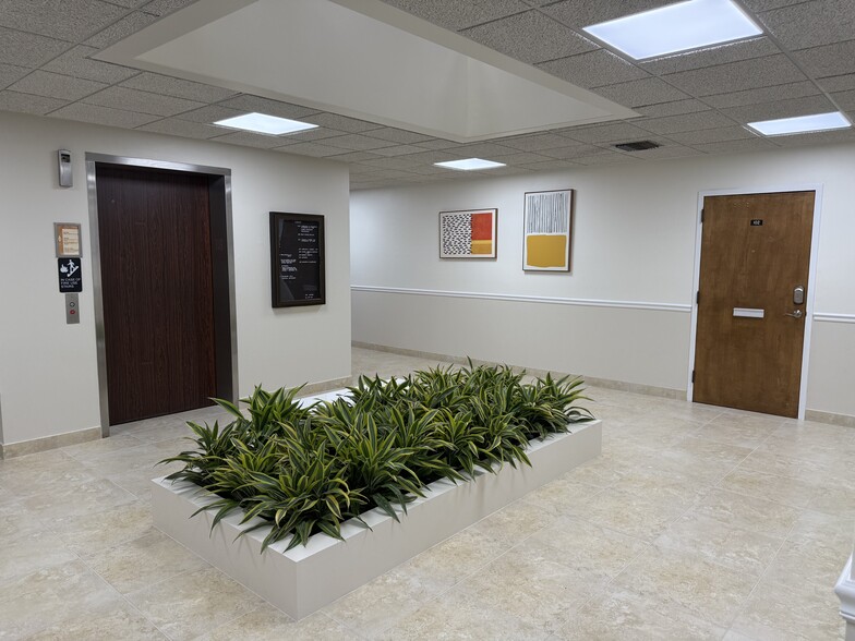 1860 Forest Hill Blvd, West Palm Beach, FL for lease - Lobby - Image 3 of 6