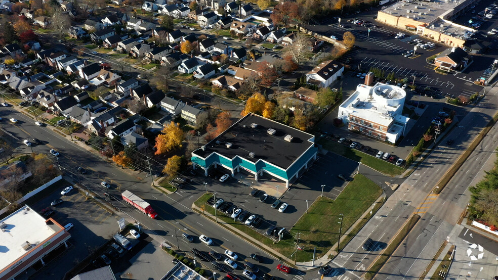 1596 Union Tpke, New Hyde Park, NY for lease - Aerial Video - Image 2 of 20