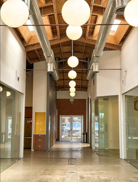 8226 W 3rd St, Los Angeles, CA à louer - Photo du bâtiment - Image 2 de 12