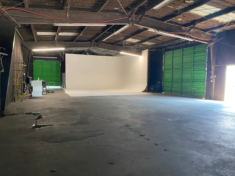 4401-4413 Read Blvd portfolio of 2 properties for sale on LoopNet.ca - Building Photo - Image 3 of 14