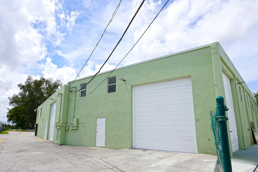 821 27th St, West Palm Beach, FL à louer - Photo du bâtiment - Image 2 de 5