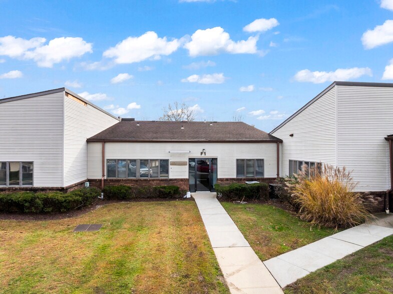 F1 Brier Hill Ct, East Brunswick, NJ à vendre - Photo principale - Image 1 de 16