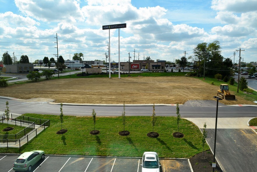 7590 Woodspoint Dr, Florence, KY à vendre - Photo du bâtiment - Image 2 de 7