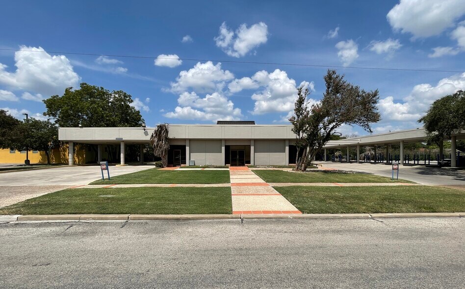 519 E Highland Blvd, San Antonio, TX for sale - Building Photo - Image 2 of 5