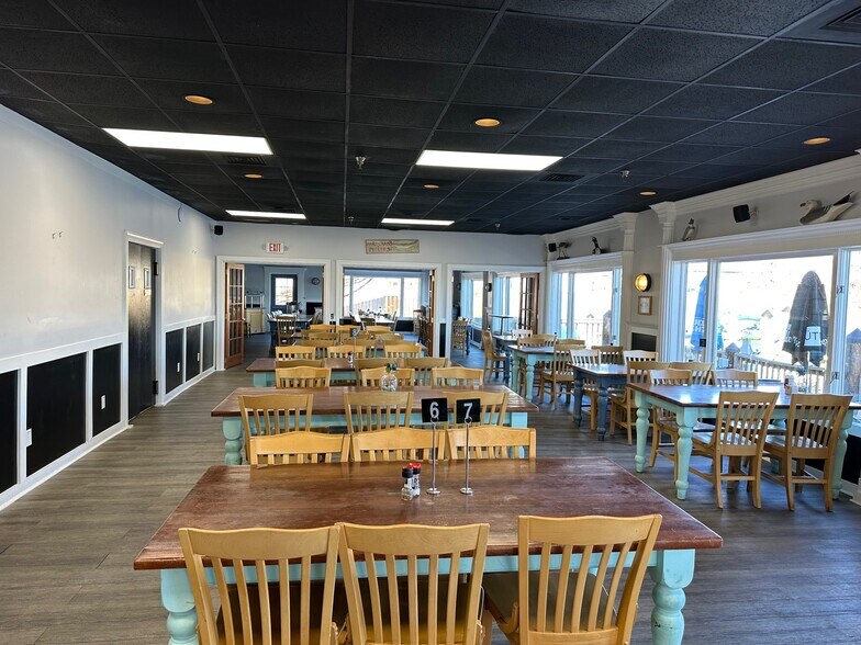 14442 Solomons Island Rd, Solomons, MD à louer - Photo du bâtiment - Image 3 de 17