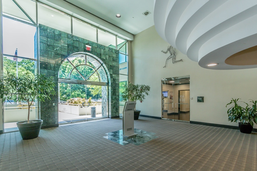 8010 Roswell Rd, Atlanta, GA à louer - Photo intérieure - Image 3 de 5