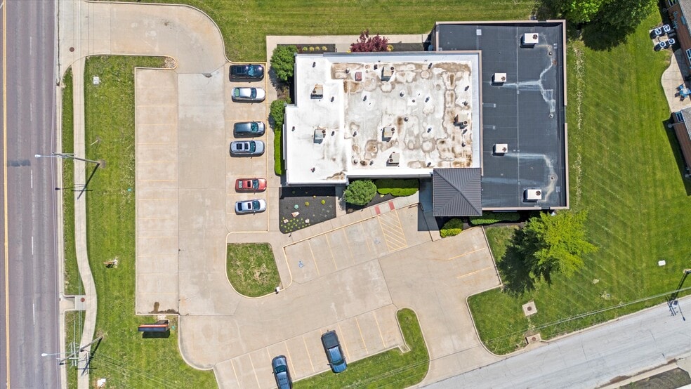 705 Baptiste Dr, Paola, KS à vendre - Photo du bâtiment - Image 2 de 52