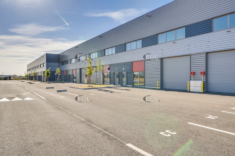 Flex in Le Thillay for lease - Building Photo - Image 1 of 8