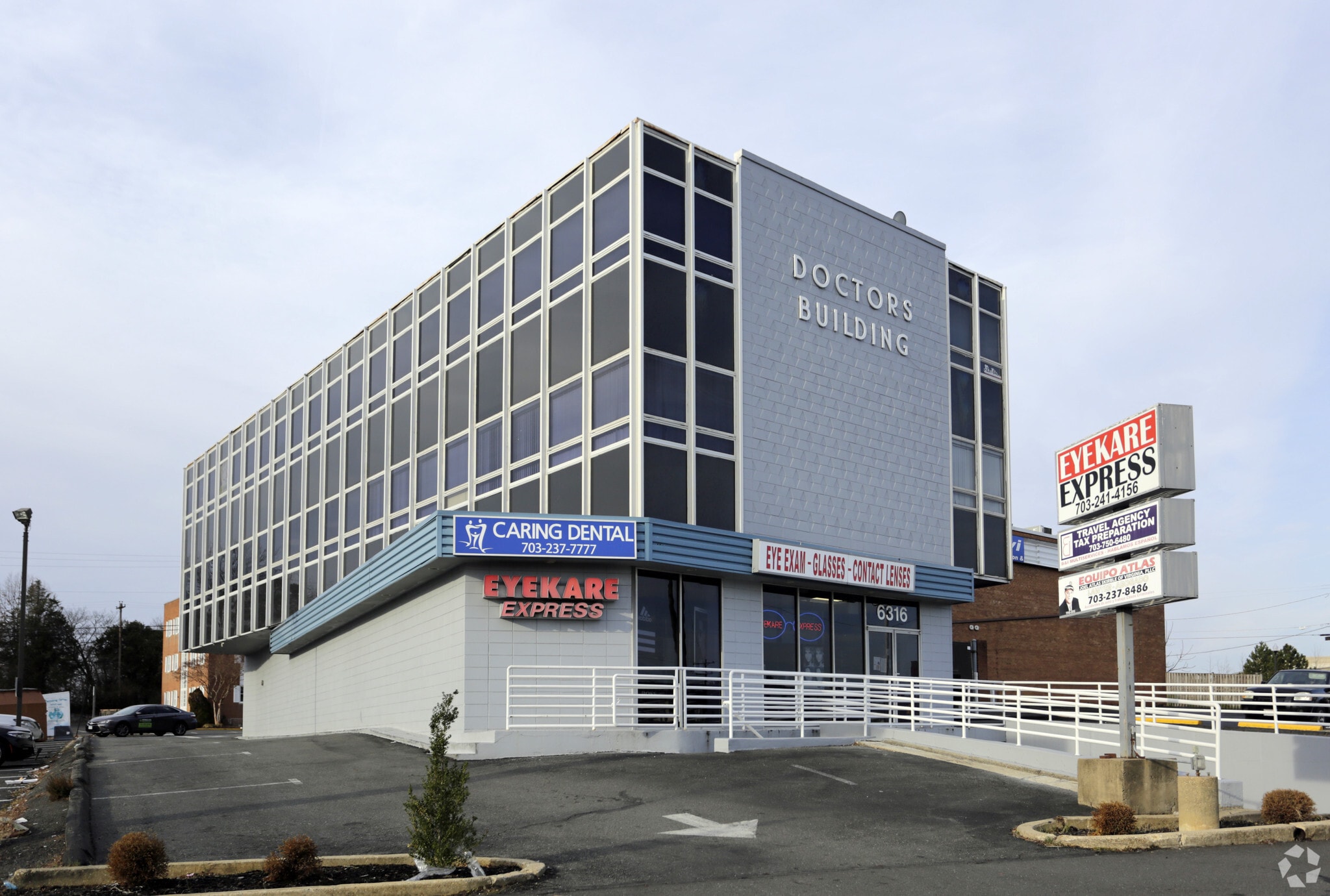 6316 Castle Pl, Falls Church, VA à louer Photo principale- Image 1 de 13