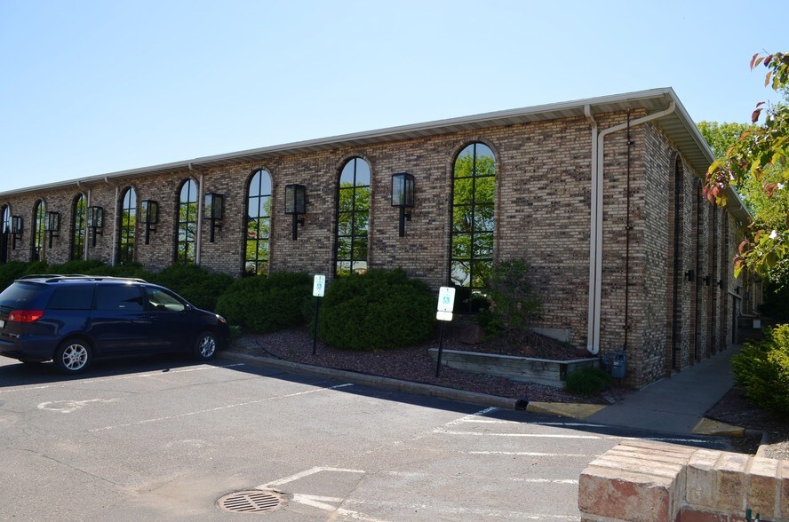 2004 Highland Ave, Eau Claire, WI for lease - Building Photo - Image 2 of 4