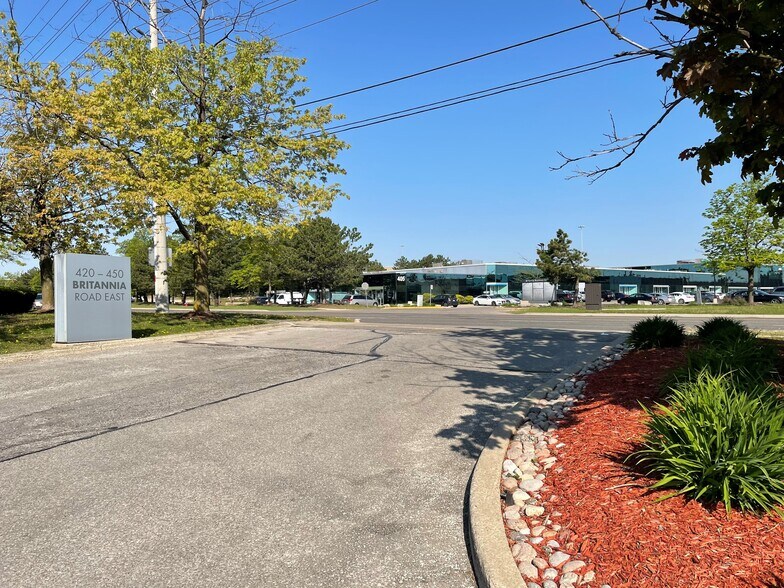 420 Britannia Rd E, Mississauga, ON à louer - Photo du bâtiment - Image 3 de 3