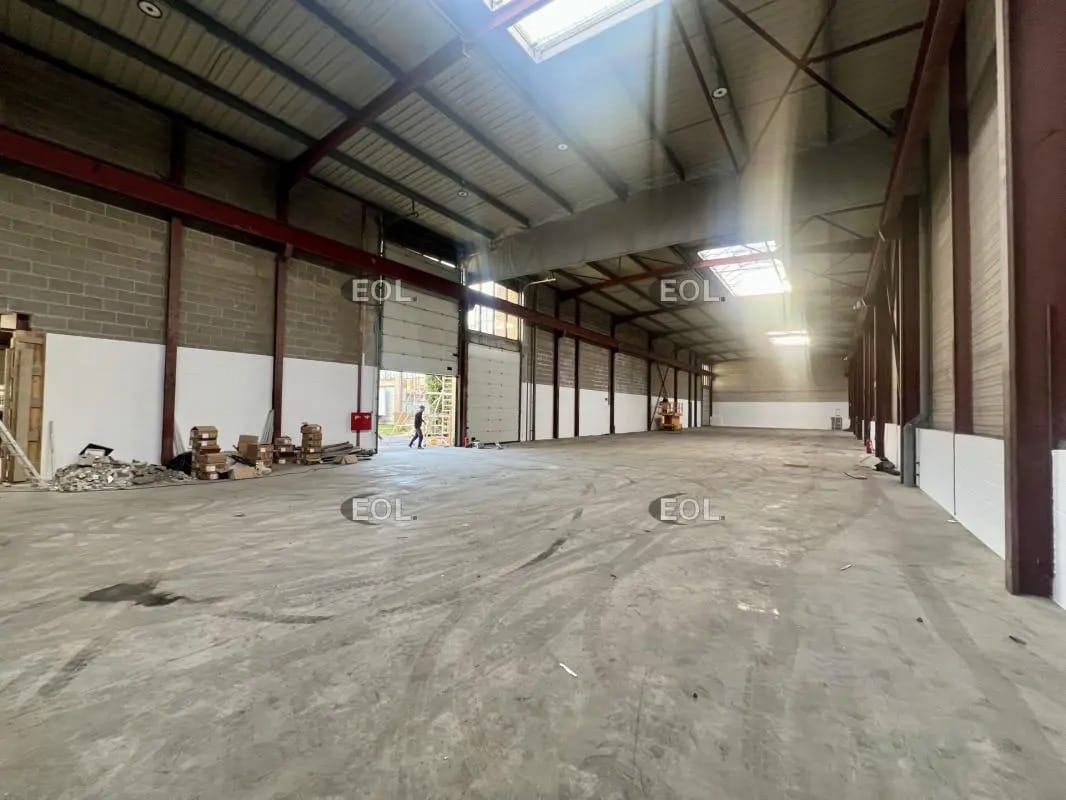 Flex in Le Thillay for lease Building Photo- Image 1 of 5