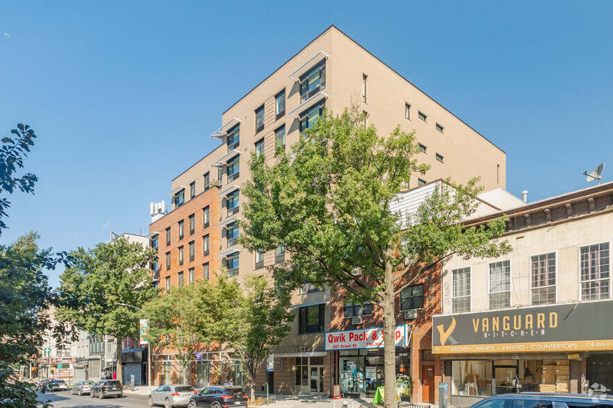 695 Grand St, Brooklyn, NY for sale - Primary Photo - Image 1 of 1