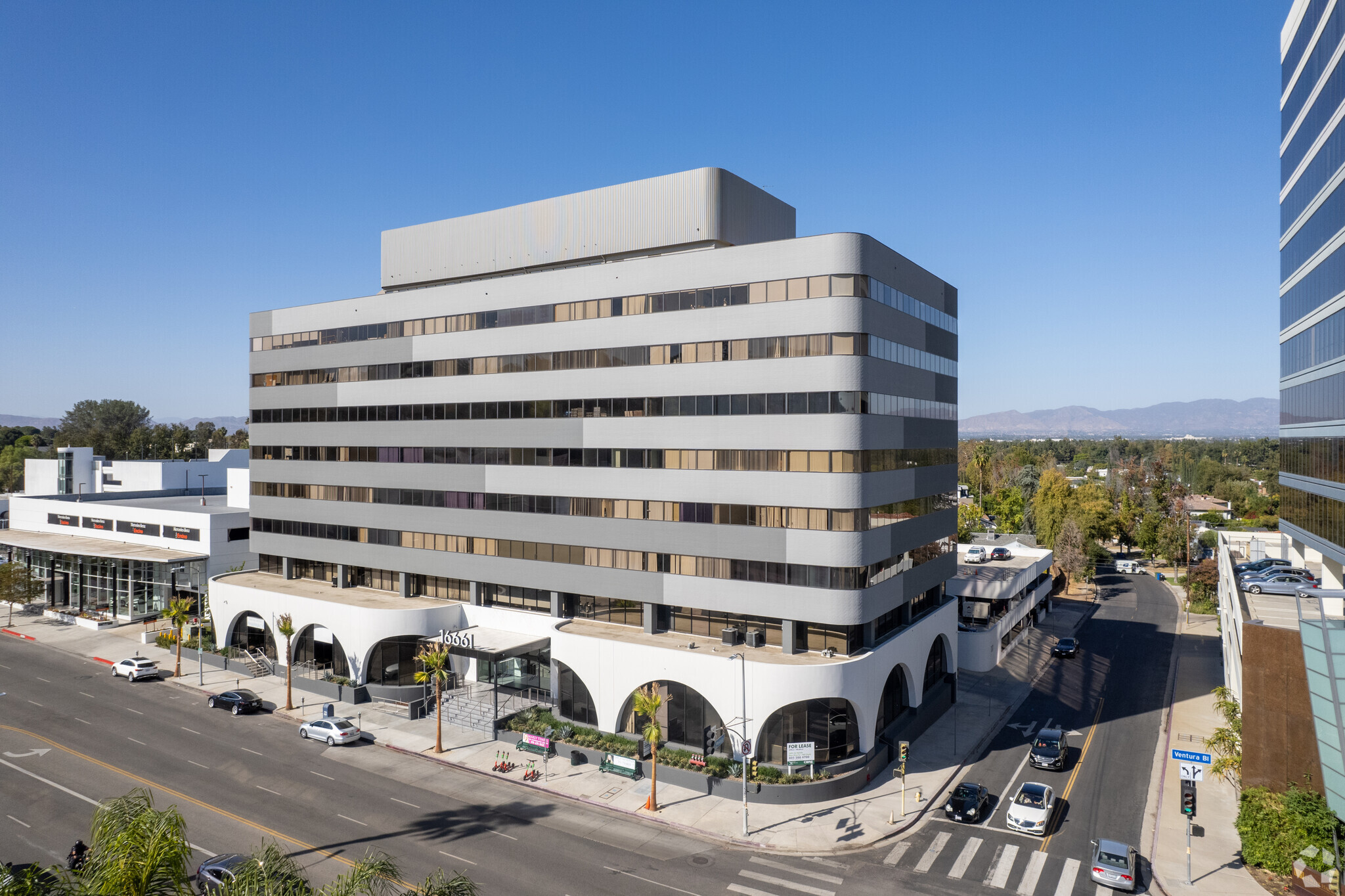 16661 Ventura Blvd, Encino, CA à louer Photo du b timent- Image 1 de 10