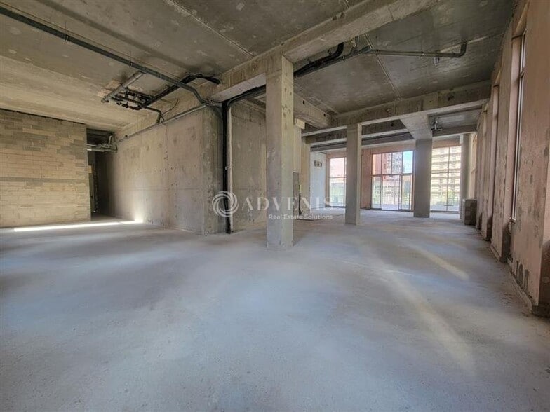 4 24 Rue Maya Angelou, Saint-Ouen-sur-Seine for lease - Interior Photo - Image 3 of 9