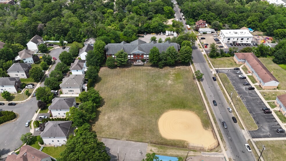 144 John St, Lakewood, NJ for sale - Primary Photo - Image 1 of 32