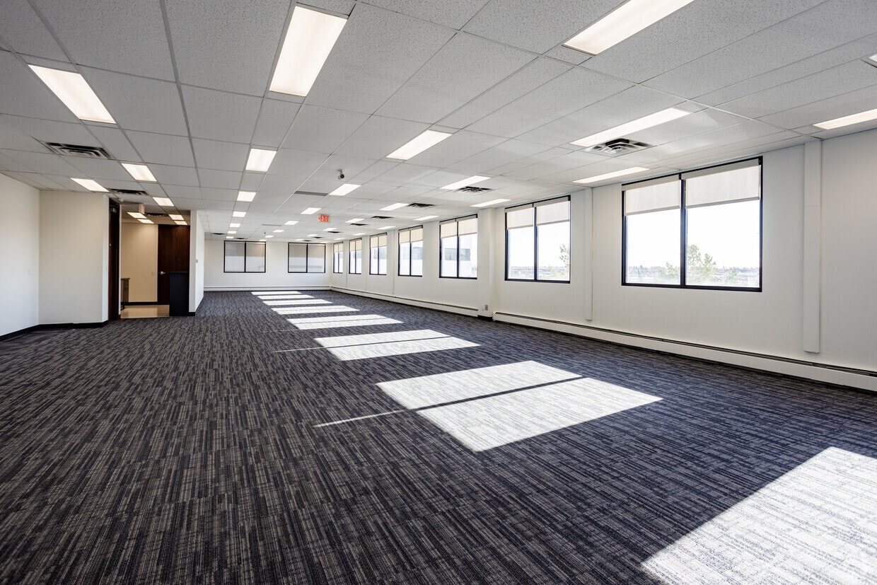 5920 & 5940 Macleod Trl SW, Calgary, AB à louer Photo du bâtiment- Image 1 de 7