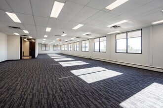 5920 & 5940 Macleod Trl SW, Calgary, AB à louer Photo du bâtiment- Image 1 de 7