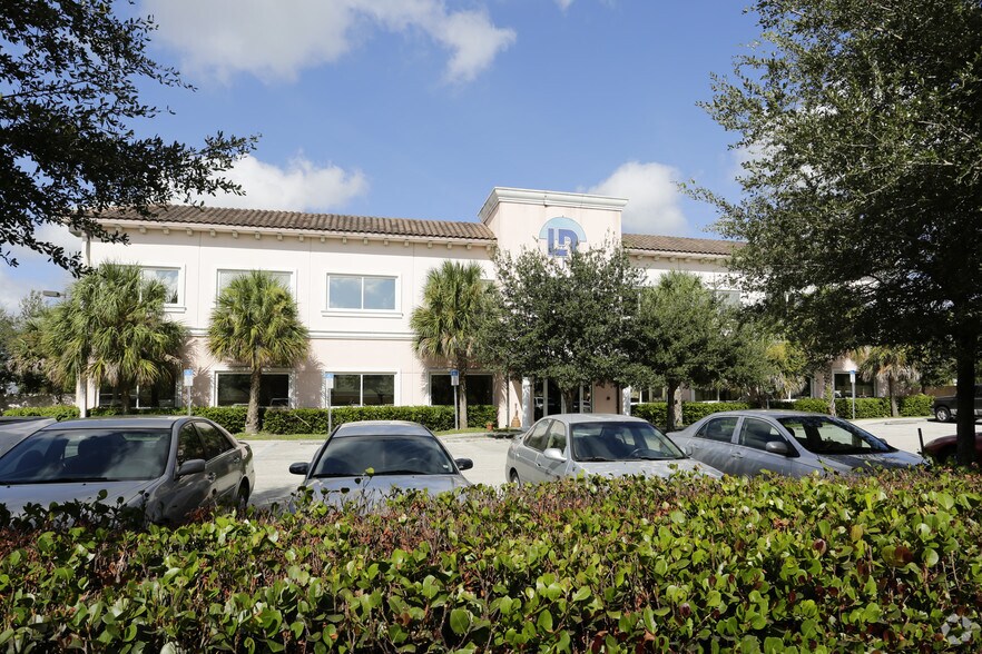 7959 Drew Cir, Fort Myers, FL à louer - Photo du bâtiment - Image 3 de 8