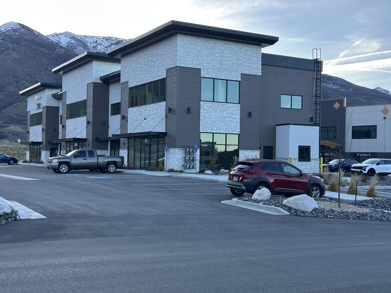 6696 S 2500 East, Uintah, UT à louer - Photo du bâtiment - Image 2 de 5