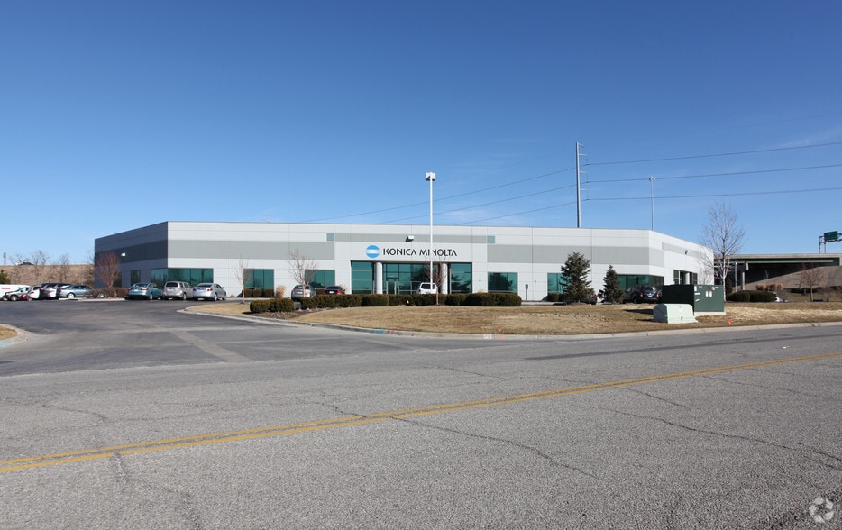 14300-14306 W 105th St, Lenexa, KS for lease - Primary Photo - Image 1 of 3